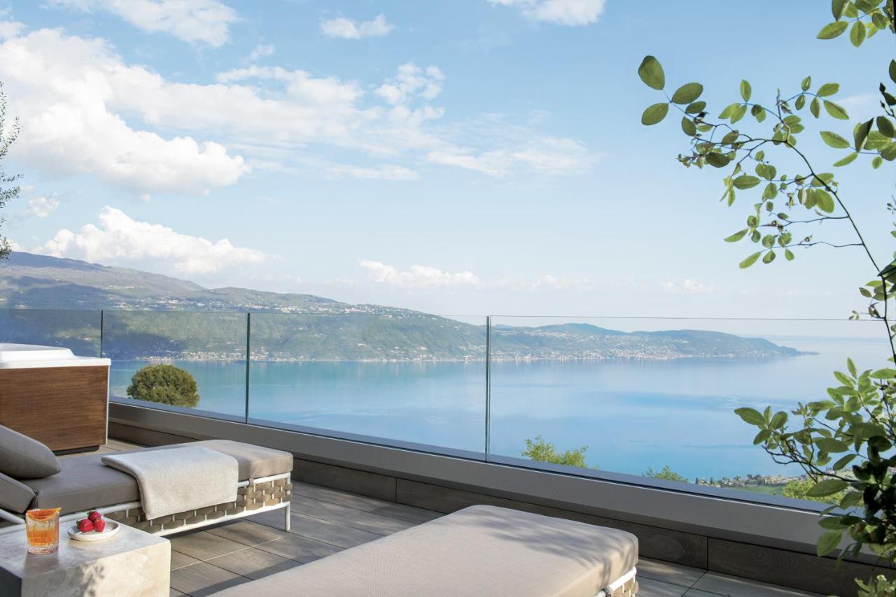 Suite Luxo com Jacuzzi e Vista do Lago